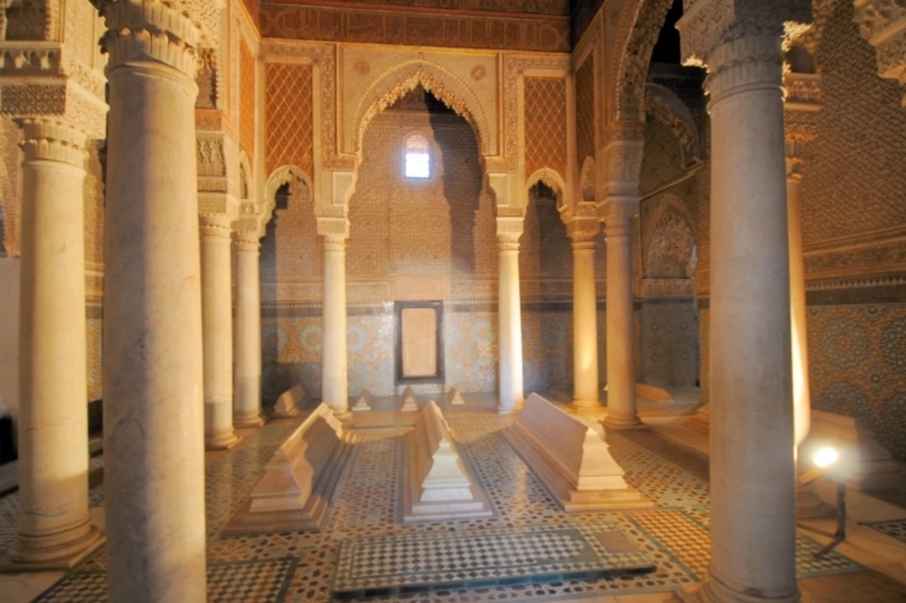 Tombe Saadiane Marrakech: Guida Completa 2025 al Mausoleo Reale Nascosto